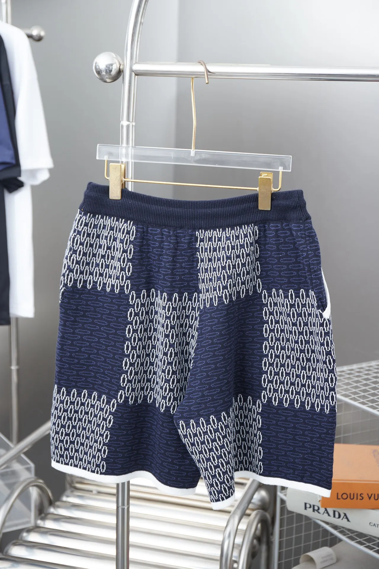 🅿️230 LV Louis 25ss new checkerboard mercerized cotton knitted shorts for spring and summer. Light luxury. A must-have item for men and women for daily commuting. Correct version. Comparisons are welcome. Detailed features · Made of high-viscosity cotton wool, with high count cotton added, it is dry and avoids stuffiness. · Made of jacquard machine imported from Germany, woven with Lv Monogram plaid intarsia, and paired with knitting of the same style and color to present a unique three-dimensional texture. Customized hardware pendant➕rope·Double-needle cross-stitching process·Original main mark, washed tag, branded moisture-proof paper packaging Color: Blue Size: S/M/L/XL